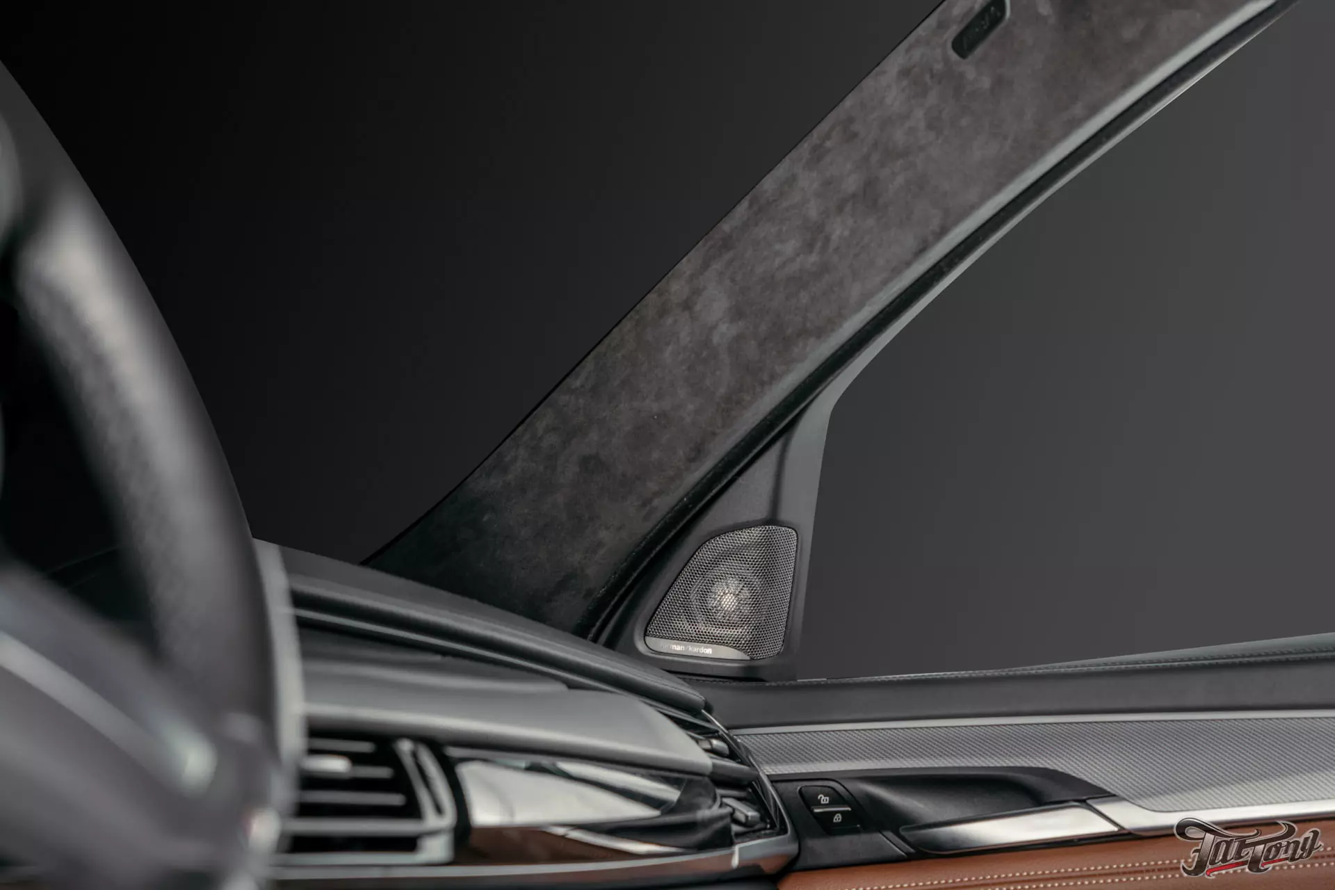 BMW X6. Перетяжка потолка в алькантару. Установка дополнительных сеток в бампер